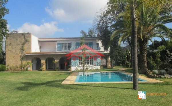 Villa spacieuse de 2000m² avec piscine à la Pinéde